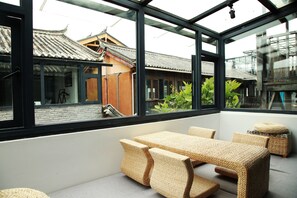 Garden-view Room | Terrace/patio - Lijiang Desti Youth Park Hostel (Lijiang)