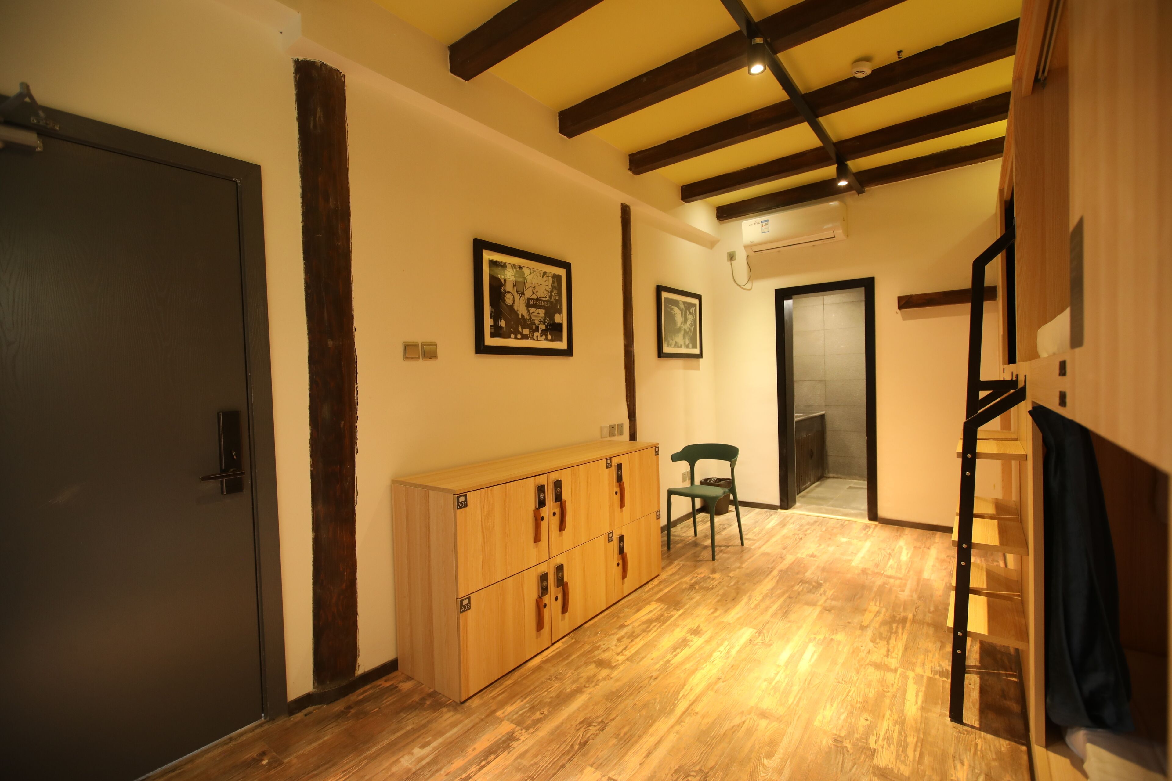 男生高级6人间（床位） | 免费 WiFi