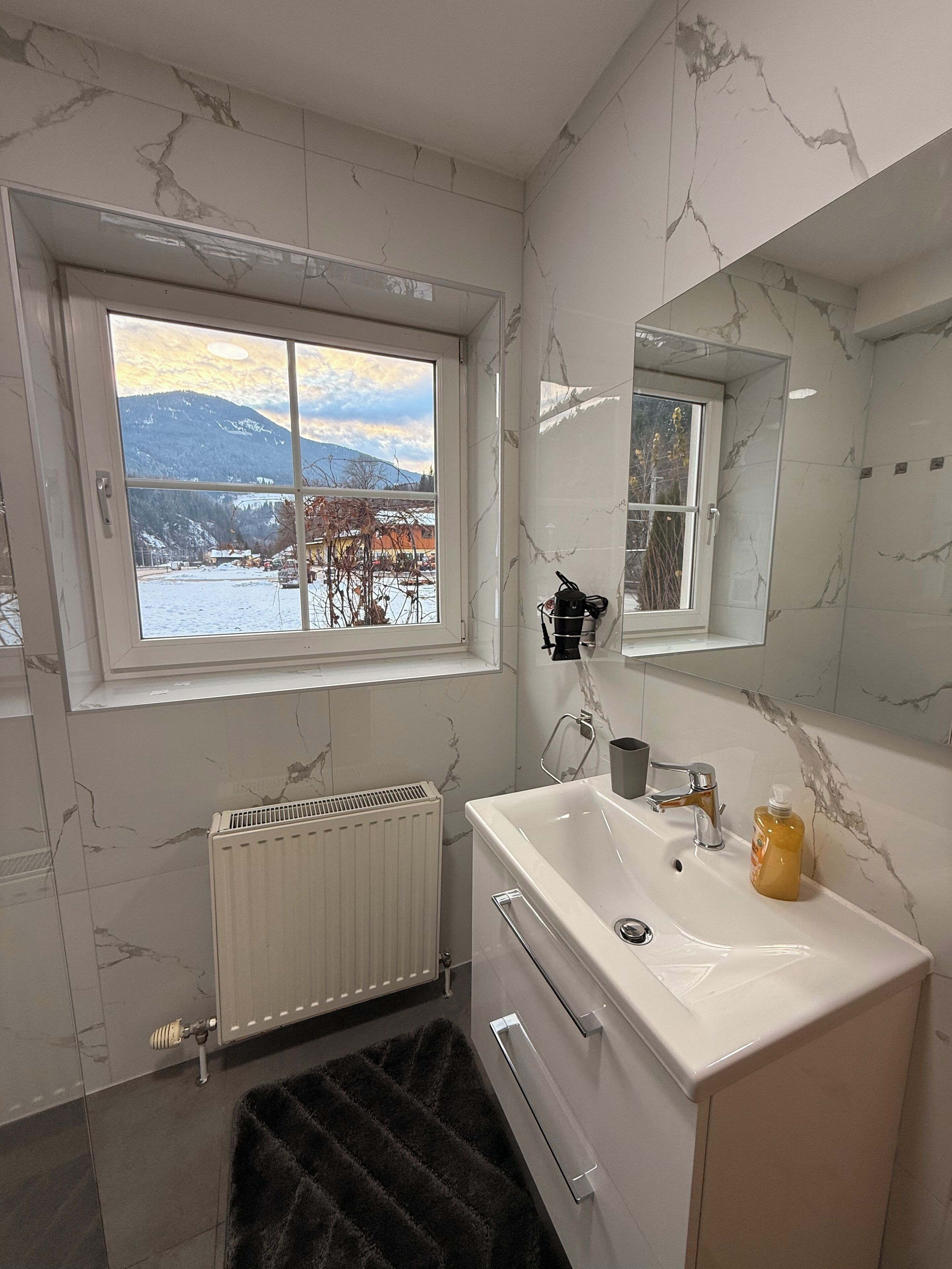 Dusche, Haartrockner, Handtücher, Seife