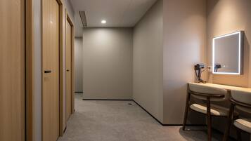 Ducha, cabezal de ducha tipo lluvia, secador de pelo, toallas