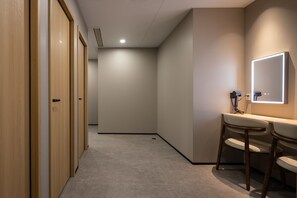 Een douche, een regendouche, een haardroger, handdoeken