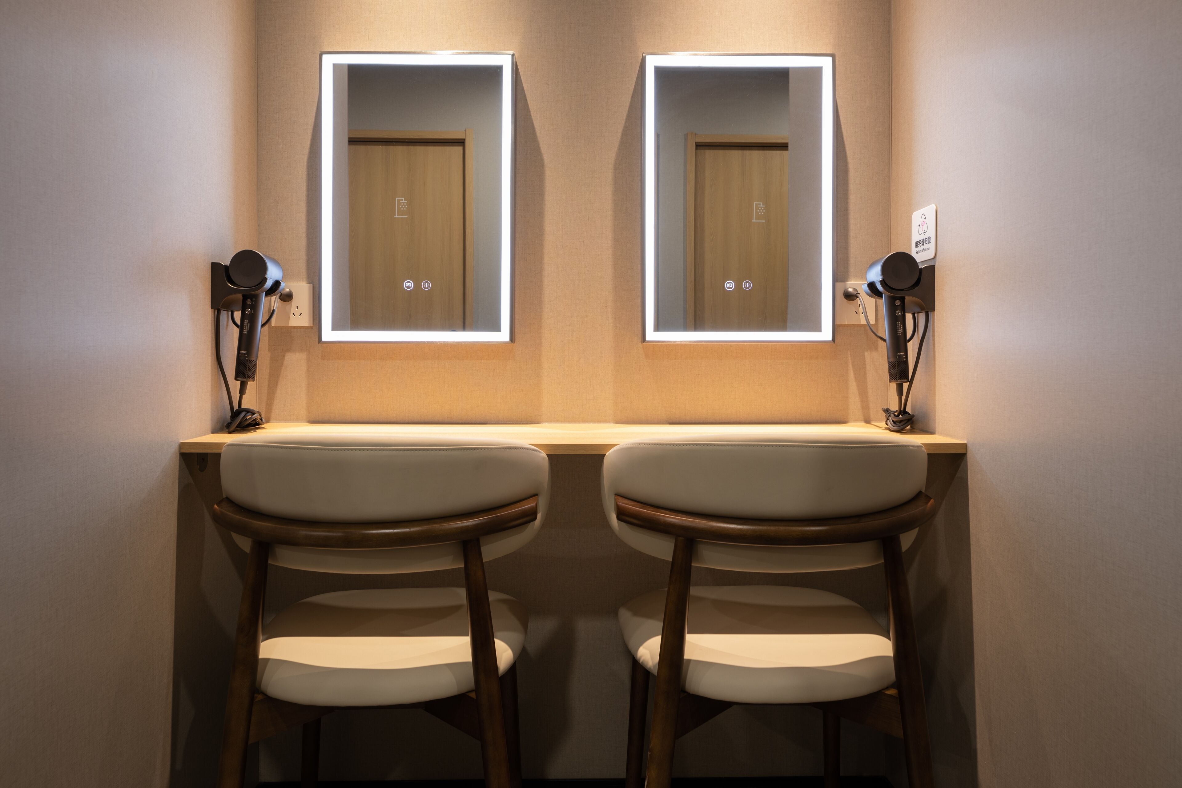 Dusche, Regendusche, Haartrockner, Handtücher