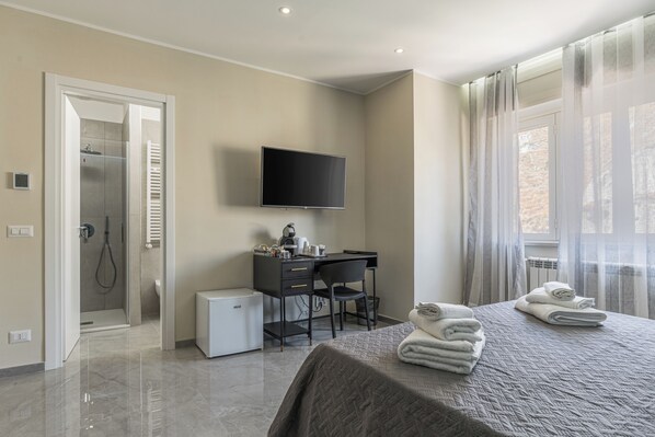 Tabla de planchar con plancha, wifi y ropa de cama