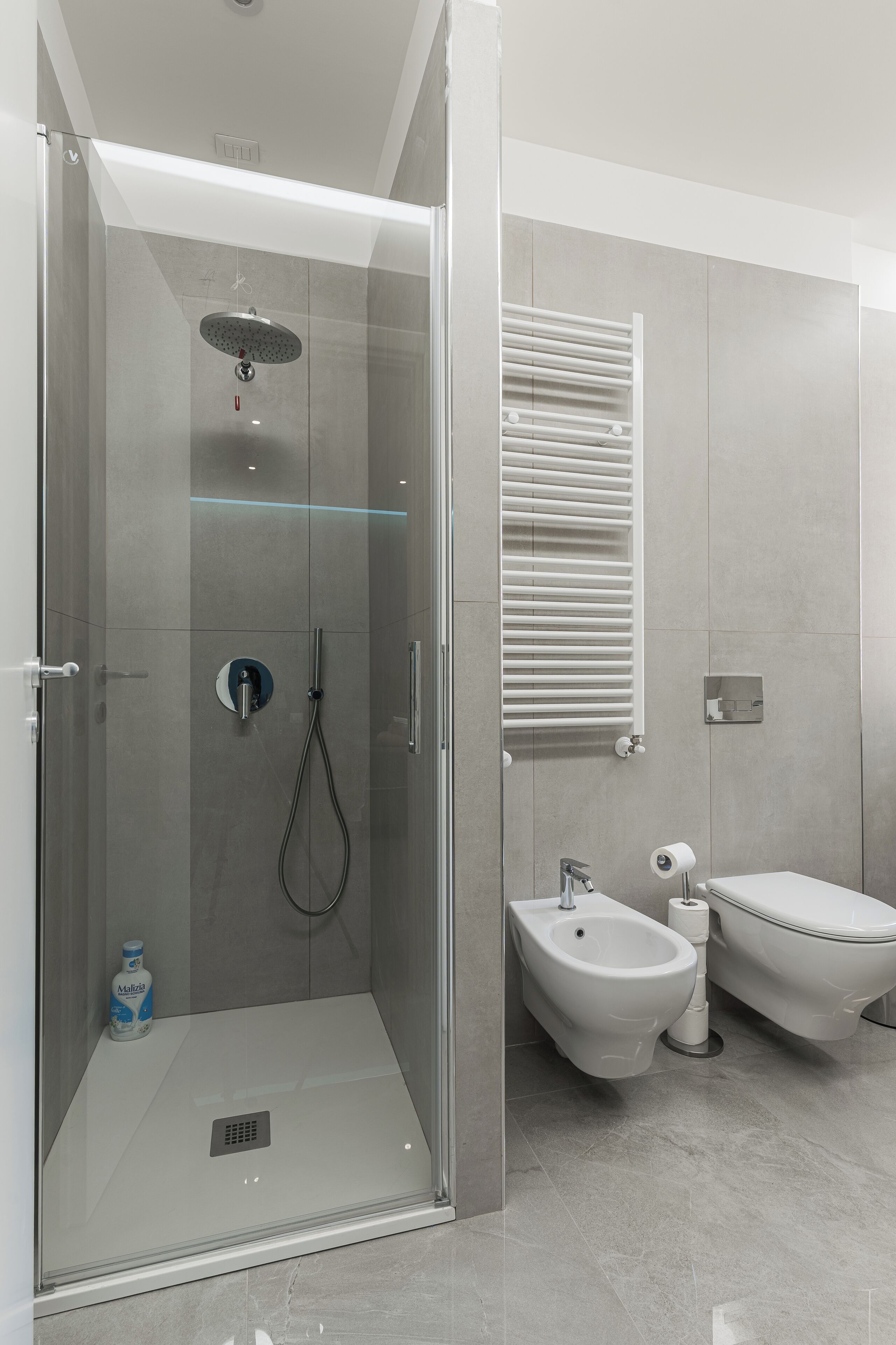 Douche, sèche-cheveux, bidet, serviettes fournies