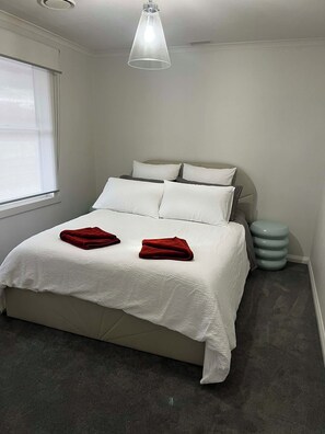 Travel cot, free WiFi, bed sheets - Coralie Park Farm Stay - Central location. (Paloona)