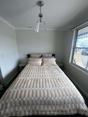 Cuna de viaje, wifi gratis y ropa de cama 