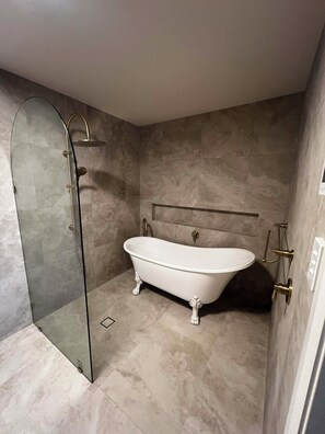 Amenidades de baño ecológicas, secadora de cabello, toallas, shampoo 