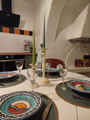 Dining - A timeless interlude. (Montreuil-Bellay)