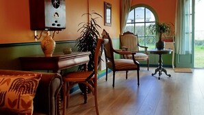 Un salon chaleureux avec une cheminée, une table à manger et des sièges confortables.