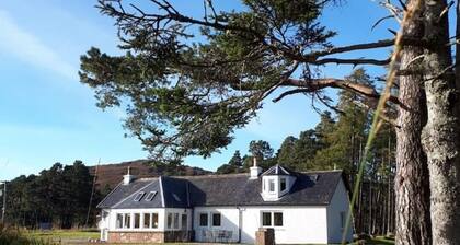 Stunning Highland lodge in exceptionally scenic surroundings with full amenities