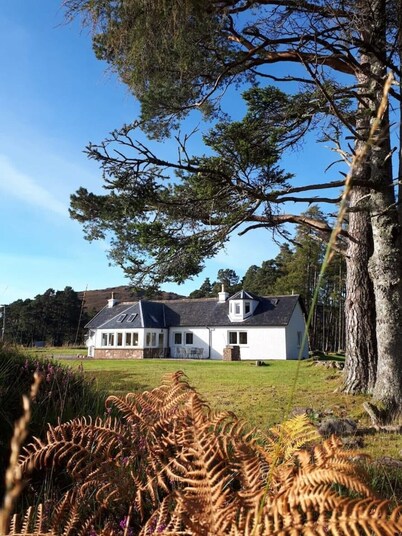 Stunning Highland lodge in exceptionally scenic surroundings with full amenities