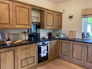 Jääkaappi, mikroaaltouuni, uuni, astianpesukone