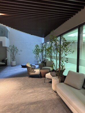 المنشأة من الداخل