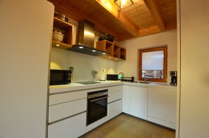 Fridge, microwave, oven, stovetop - Detached vacation home in Via Claudia vacation village with fireplace, balcony and terrace (Lechbruck am See)