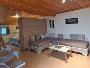 Interior - 🏖Sunny Family Studio • 60m Walk to Beach • Parking & Garden (Skala Marion)