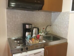 Private kitchen - 🏖Sunny Family Studio • 60m Walk to Beach • Parking & Garden (Skala Marion)