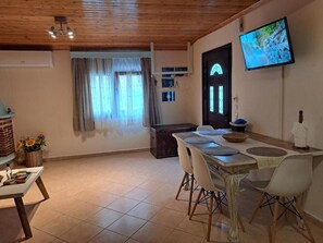 Dining - 🏖Sunny Family Studio • 60m Walk to Beach • Parking & Garden (Skala Marion)