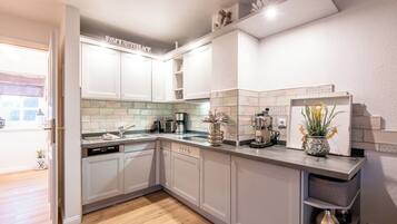 Coffee/tea maker, fridge, stovetop, dishwasher