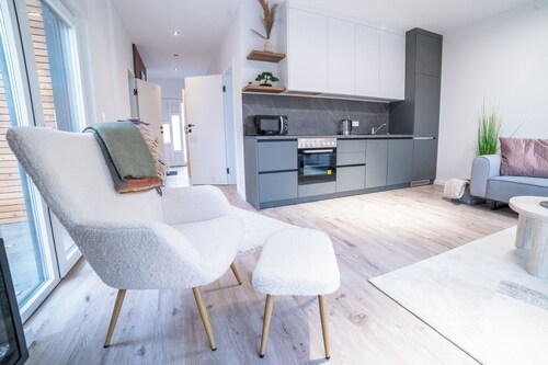 House 1: 8 high-quality vacation homes with private sauna & jacuzzi on Sweet Lake