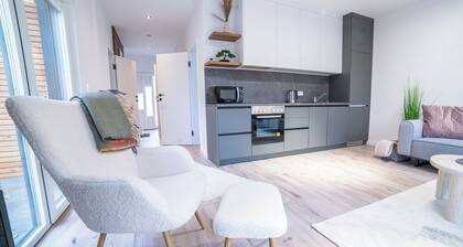 House 1: 8 high-quality vacation homes with private sauna & jacuzzi on Sweet Lake