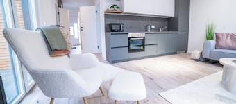 House 1: 8 high-quality vacation homes with private sauna & jacuzzi on Sweet Lake
