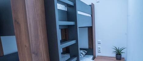 2 عدّة غرف نوم وسرير سفر وواي فاي مجانًا وملاءات أسرّة