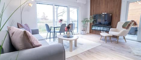 Smart TV, fireplace
