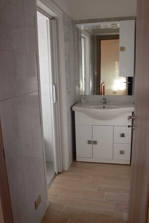 Dusche, Haartrockner, Bidet, Handtücher