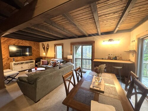 Suntec townhome Min from MT, Free shuttle, hot tub