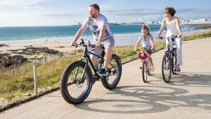 Un sendero costero con tres ciclistas.