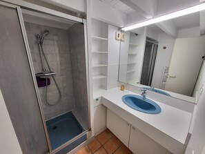 Bathroom - Bright apartment near beach and shops (Les Sables-d'Olonne)