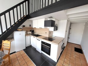 Fridge, microwave, oven, stovetop - Bright apartment near beach and shops (Les Sables-d'Olonne)