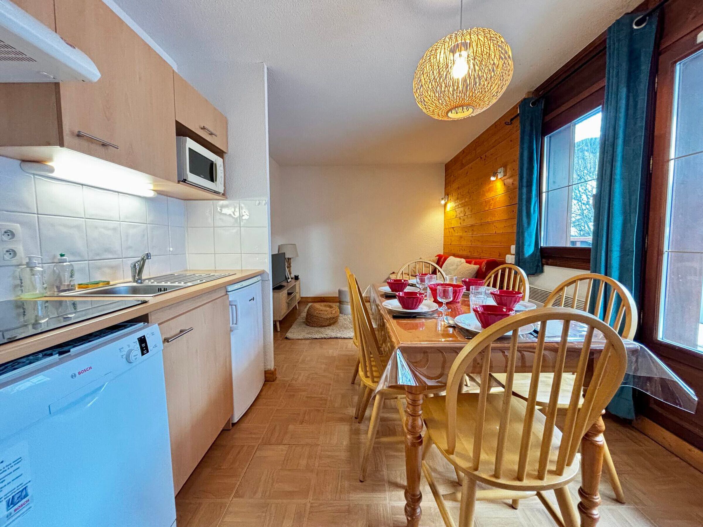 Réfrigérateur, four à micro-ondes, surface de cuisson, lave-vaisselle