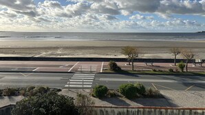 A parking lot with marked spaces, a pedestrian crossing, and a view of the beach and ocean. - Apartment T4 - 6 ppl - Parking - Sea View in St Georges de Didonne (ST GEORGES DE DIDONNE)
