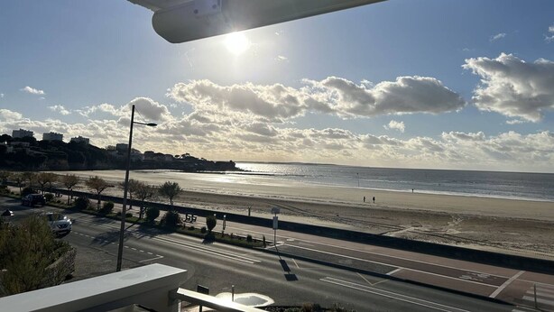 A coastal road with a beach and ocean in the background. - Apartment T4 - 6 ppl - Parking - Sea View in St Georges de Didonne (ST GEORGES DE DIDONNE)