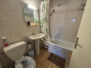 Bathroom - Charming apartment in Les Angles with lake view terrace (Les Angles)