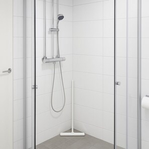 Secador de pelo, toallas, jabón, papel higiénico