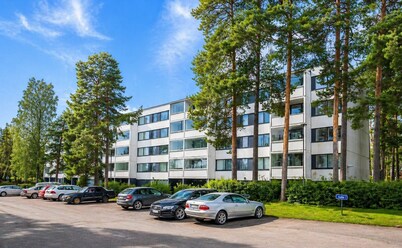 Cozy 2-Bedroom Apartment- 300m to Metro & Shops