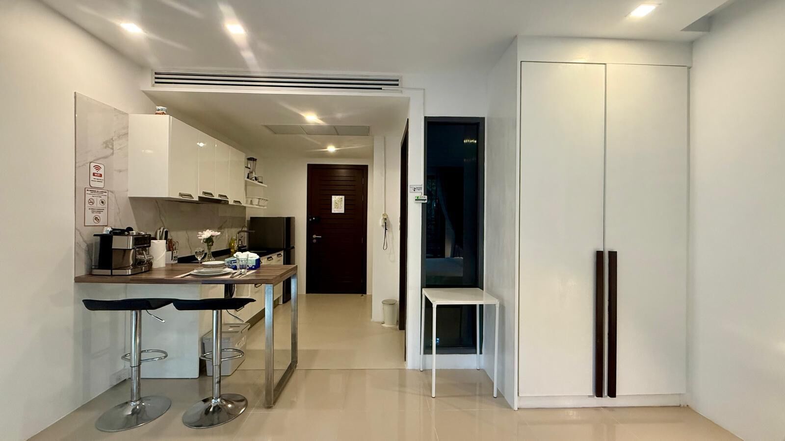 Een koelkast, een microgolfoven, een kookplaat