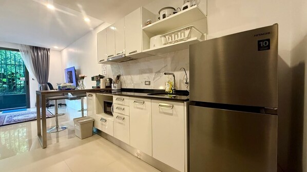 Réfrigérateur, micro-ondes, plaque de cuisson, cafetière/bouilloire