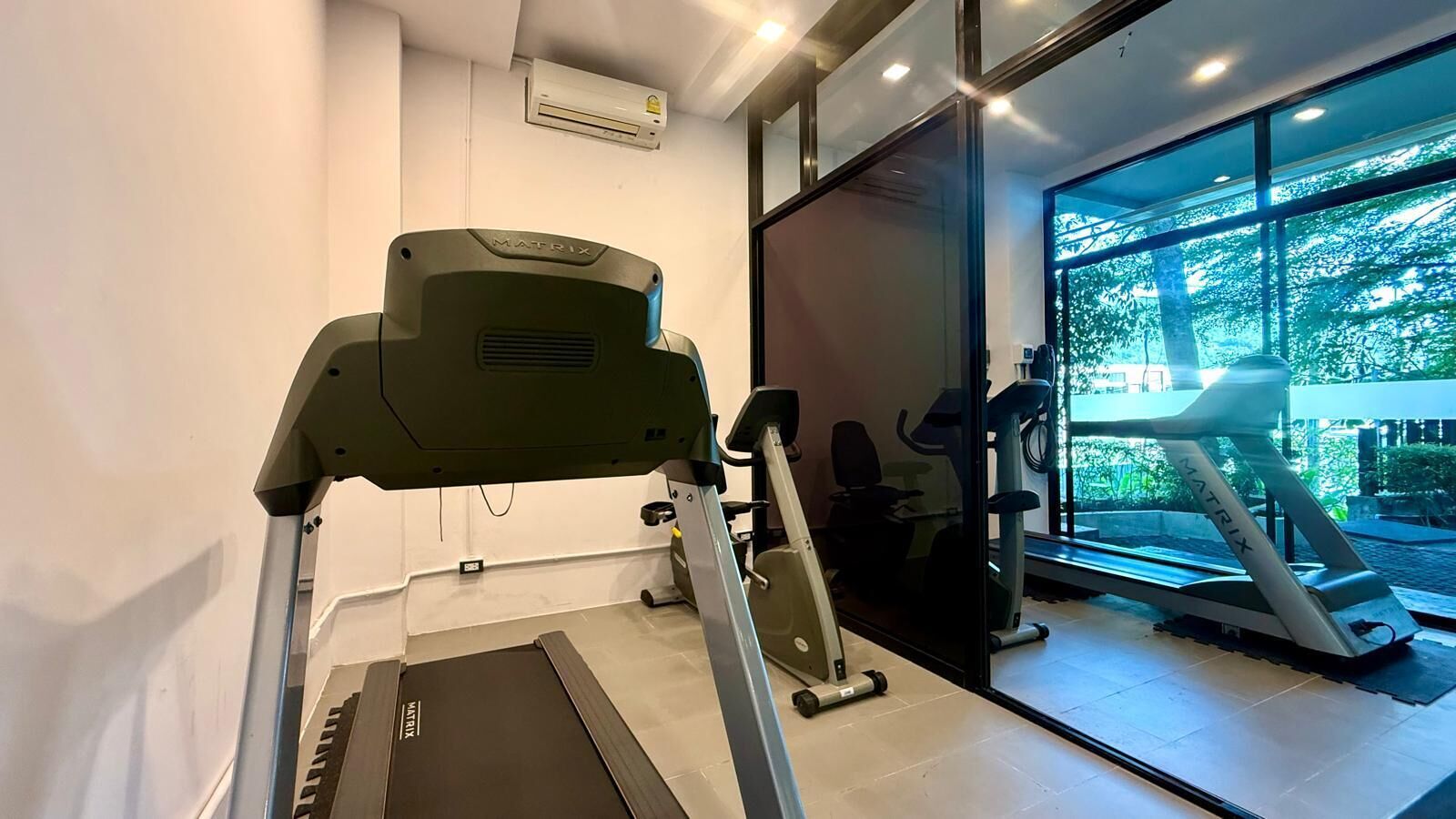 A modern gym with treadmills and exercise equipment.