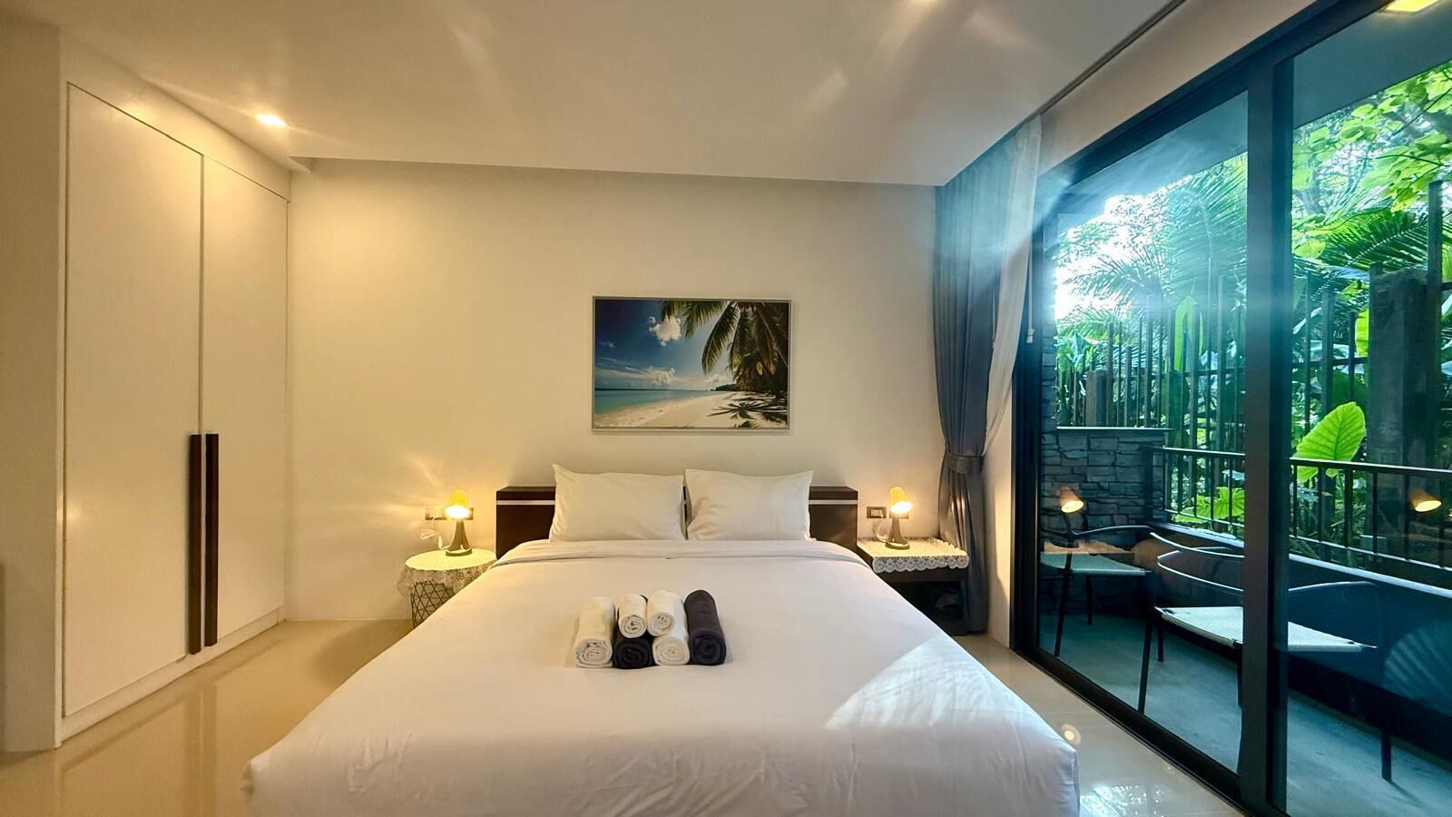 Een strijkplank/strijkijzer, internet, beddengoed, rolstoeltoegang