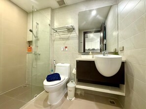 Douche, séchoir à cheveux, serviettes fournies
