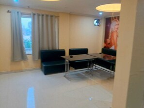 Lobby sitting area - Hotel RD Inn (Shahganj)