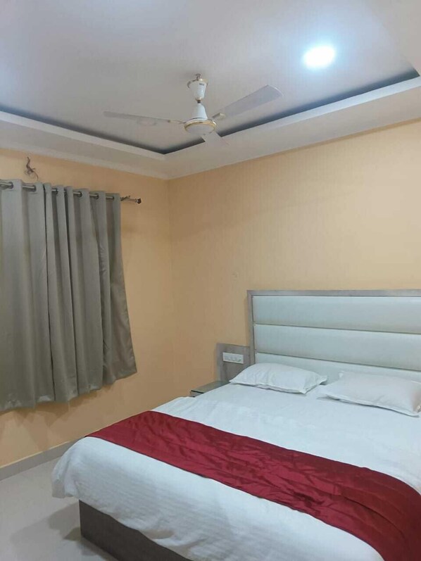 Standard Room | Rollaway beds, free WiFi, bed sheets - Hotel RD Inn (Shahganj)
