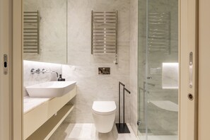 Shower, hair dryer, towels - FLH Heart of Rossio Apartment V (Lisboa ciudad)