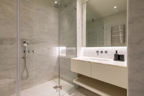 Shower, hair dryer, towels - FLH Heart of Rossio Apartment V (Lisboa ciudad)