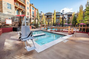 Una piscina al aire libre, una piscina climatizada