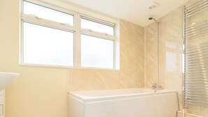 Unclassified image, 4 of 11, button - Room-private Room, Closer to Train Stati (Aldershot)