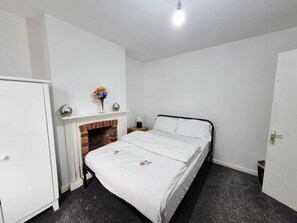 Shared Dormitory, 1 Bedroom | 1 bedroom - Room-private Room, Closer to Train Stati (Aldershot)